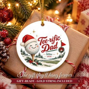 Adorno navideño de golf 2026, regalo para papá amante del golf, recuerdo personalizado con nombre de golfista excepcional, decoración de árbol de cerámica con gorro de Papá Noel y pelota sobre un tee. imagen 11