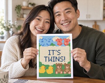 Può includere: Un progetto di diamond painting rettangolare con un design pixelato e la scritta IT'S TWINS! in blu scuro. L'immagine include due tutine da neonato rosse, due orsacchiotti marroni e due paperelle di gomma gialle su uno sfondo verde.
