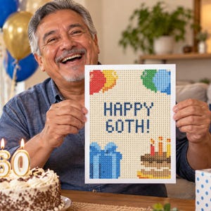 Puede incluir: Una lámina rectangular con un diseño pixelado y el texto HAPPY 60TH! en azul. La ilustración incluye globos de colores rojo, amarillo, verde y azul, un regalo azul y un pastel de cumpleaños con tres velas encendidas sobre un fondo color crema.
