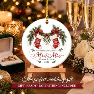 Adorno navideño "Nuestra primera Navidad como casados ​​2026", recuerdo personalizado para el Sr. y la Sra., regalo para recién casados, regalo de boda para la pareja, calcetines navideños. imagen 9