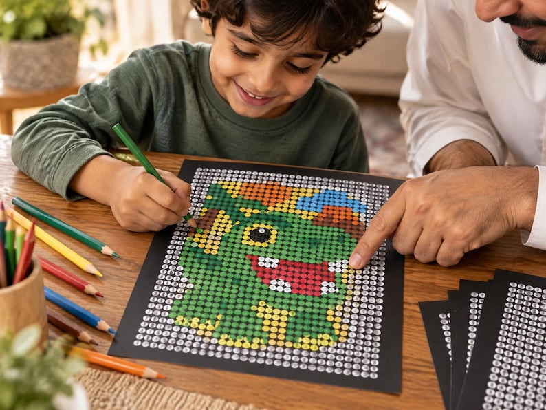 K&ouml;nnte beinhalten: Ein Malen-nach-Zahlen-Arbeitsblatt mit einer gr&uuml;nen Dinosaurier-Illustration auf schwarzem Hintergrund mit nummerierten Kreisen. Das Blatt wird von einem Set Buntstifte in einem Holzhalter und weiteren leeren Arbeitsbl&auml;ttern begleitet.