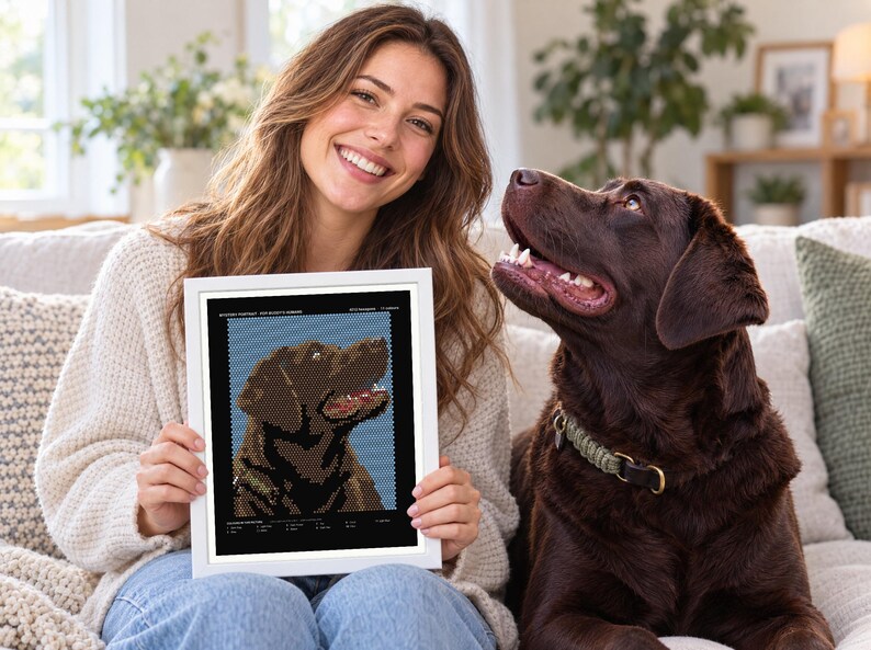 K&ouml;nnte beinhalten: Ein gerahmter Portr&auml;tdruck mit einer verpixelten Illustration eines schokoladenfarbenen Labrador-Retrievers. Das Kunstwerk zeigt einen braunen Hund vor blauem Hintergrund mit Text oben und unten, pr&auml;sentiert in einem schlichten wei&szlig;en Rahmen.