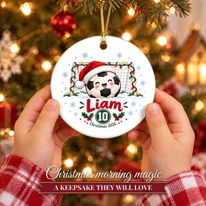 Soccer Ornament Christmas 2026, Soccer Player Gift for Boys Girls, Santa Hat Ball Custom Name Keepsake, Kids Sports Ceramic Tree Decor afbeelding 6