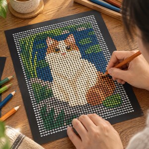 K&ouml;nnte beinhalten: Ein Malen-nach-Zahlen-Arbeitsblatt mit einer Illustration einer Gl&uuml;ckskatze, die aus einem Raster nummerierter Kreise besteht. Die Katze ist wei&szlig;, orange und braun und vor einem Hintergrund aus gr&uuml;nen und blauen Kreisen dargestellt.