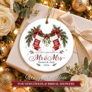 Adorno navideño "Nuestra primera Navidad como casados ​​2026", recuerdo personalizado para el Sr. y la Sra., regalo para recién casados, regalo de boda para la pareja, calcetines navideños. imagen 10