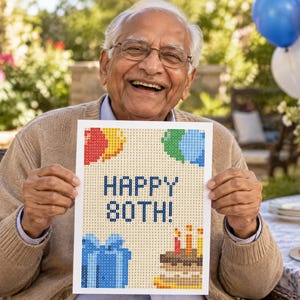 Puede incluir: Un proyecto de manualidades de diamond painting rectangular con un diseño pixelado y el texto HAPPY 80TH! en azul oscuro. La obra incluye grupos de globos coloridos, una caja de regalo azul con un lazo y un pastel con tres velas encendidas.