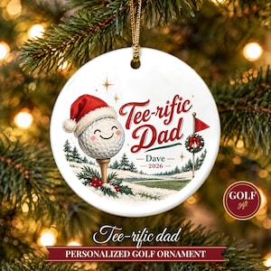 Adorno navideño de golf 2026, regalo para papá amante del golf, recuerdo personalizado con nombre de golfista excepcional, decoración de árbol de cerámica con gorro de Papá Noel y pelota sobre un tee. imagen 1