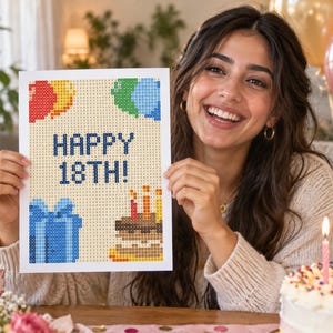 Op de afbeelding: Een rechthoekig diamond painting knutselproject met de tekst HAPPY 18TH! in donkerblauw, omringd door gepixelde illustraties van rode, gele en blauwe ballonnen, een blauw cadeau en een bruine verjaardagstaart met drie brandende kaarsjes.
