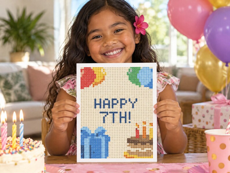 Puede incluir: Un proyecto de manualidades de diamond painting rectangular con un patr&oacute;n de cuadr&iacute;cula y el texto HAPPY 7TH! en azul, rodeado de ilustraciones pixeladas de globos coloridos, una caja de regalo azul y un pastel con velas encendidas.