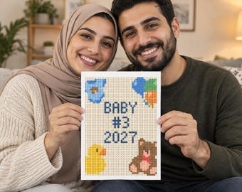 Può includere: Un cartello rettangolare bianco con un design pixelato che riporta il testo BABY #3 2027 in blu scuro. Il design include un body da neonato blu, un gruppo di palloncini blu, verdi e arancioni, una papera di gomma gialla e un orsacchiotto marrone.