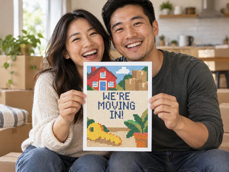 Puede incluir: Una impresi&oacute;n rectangular con un dise&ntilde;o de arte pixelado que muestra una casa roja, cajas de cart&oacute;n marrones, una llave amarilla y una planta verde en maceta. El centro muestra el texto azul oscuro "WE'RE MOVING IN!" sobre fondo claro.