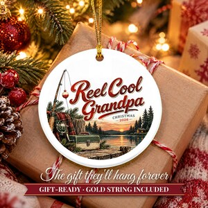 Adorno navideño de pesca 2026, regalo para papá pescador, recuerdo personalizado con el nombre de Reel Cool Dad, decoración de árbol de Navidad de cerámica con flotador para cabaña de lago imagen 11