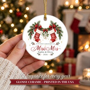 Adorno navideño "Nuestra primera Navidad como casados ​​2026", recuerdo personalizado para el Sr. y la Sra., regalo para recién casados, regalo de boda para la pareja, calcetines navideños. imagen 12