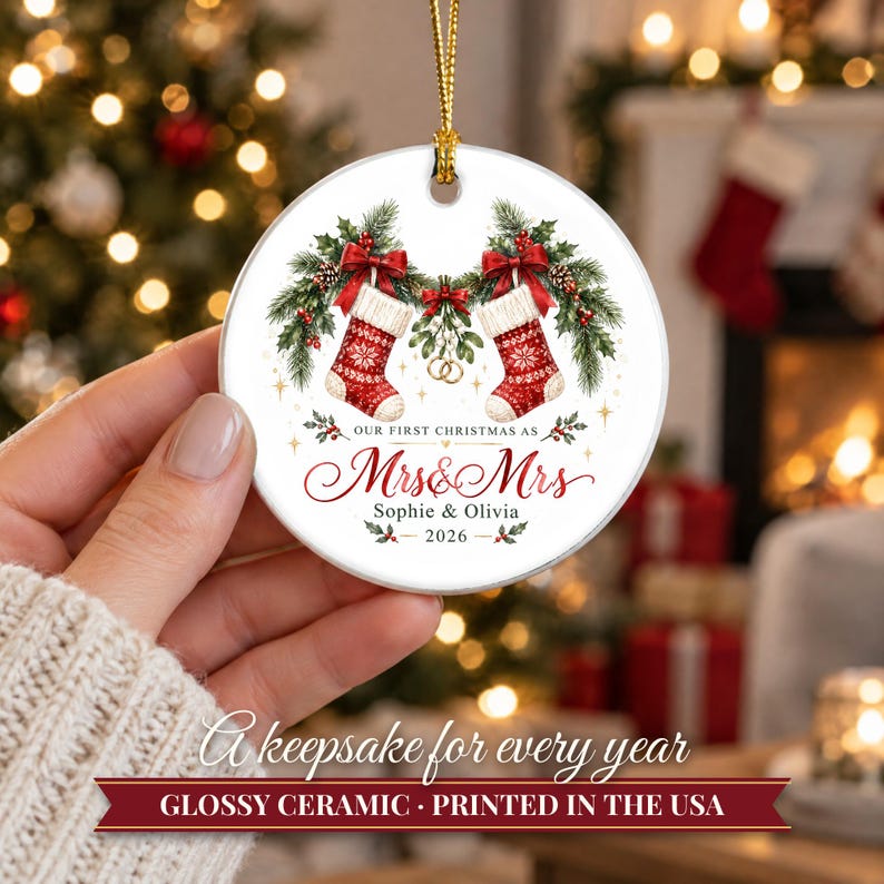 Adorno navideño "Nuestra primera Navidad como casados ​​2026", recuerdo personalizado para el Sr. y la Sra., regalo para recién casados, regalo de boda para la pareja, calcetines navideños. imagen 12