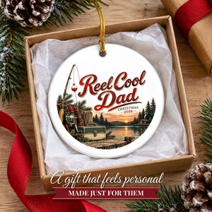 Adorno navideño de pesca 2026, regalo para papá pescador, recuerdo personalizado con el nombre de Reel Cool Dad, decoración de árbol de Navidad de cerámica con flotador para cabaña de lago imagen 6