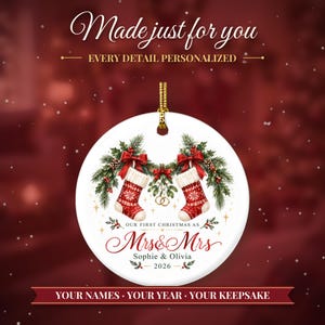 Adorno navideño "Nuestra primera Navidad como casados ​​2026", recuerdo personalizado para el Sr. y la Sra., regalo para recién casados, regalo de boda para la pareja, calcetines navideños. imagen 2