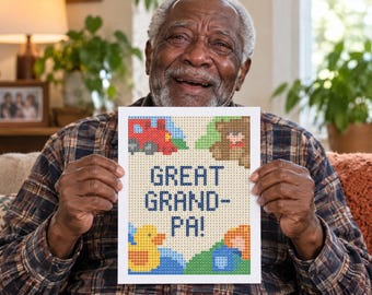 Puede incluir: Un proyecto de manualidades rectangular con un diseño pixelado sobre un fondo blanco. El texto GREAT GRAND-PA! está centrado en azul. Alrededor del texto hay pequeñas imágenes pixeladas de un tren rojo, un oso marrón, un pato amarillo y bloques azules.