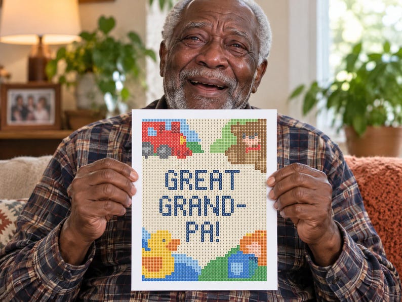 Pu&ograve; includere: Un progetto artigianale rettangolare con un design pixelato su sfondo bianco. Il testo GREAT GRAND-PA! &egrave; centrato in blu. Attorno al testo ci sono piccole immagini pixelate di un treno rosso, un orso marrone, un'anatra gialla e blocchi blu.
