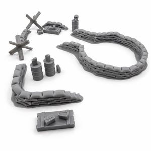 Może przedstawiać: Kolekcja szarych miniaturowych elementów terenu do gier wojennych, obejmująca mury z worków z piaskiem, zapory przeciwpancerne, cylindryczne beczki, prostokątne skrzynie z zaopatrzeniem oraz małą czaszkę umieszczoną na szczycie beczki.