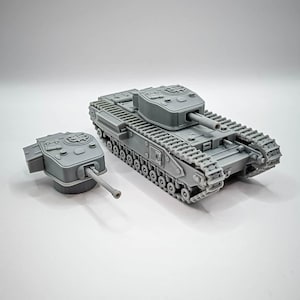 Op de afbeelding: Een grijs model van een tank met een gedetailleerd ontwerp, inclusief een geschutskoepel, kanon en rupsbanden. Er is ook een aparte geschutskoepel aanwezig. De tank staat tegen een effen witte achtergrond, wat de kenmerken benadrukt.