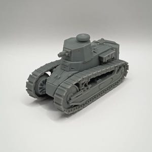 Peut inclure: Un modèle de char gris avec une tourelle, un canon et des roues de chenille. Le char miniature est une réplique d'un véhicule militaire d'époque. Le modèle est fait d'un matériau mat et solide et repose sur une surface blanche.