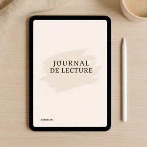 May include: A black tablet displaying the text "JOURNAL DE LECTURE" in a serif font, with a beige watercolor-style background. A white stylus rests beside the tablet. The words "CARNET DE:" are at the bottom.