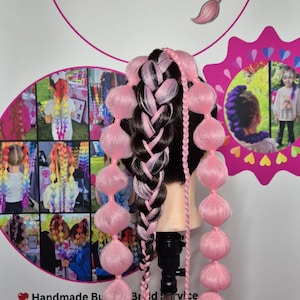 Puede incluir: Un letrero de madera rústica con el texto "Welcome to our home" en un estilo manuscrito. El letrero rectangular tiene un acabado envejecido y presenta un diseño sencillo y acogedor.