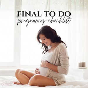 Puede incluir: Una persona embarazada sentada en una cama, sonriendo y sosteniendo su vientre. La imagen tiene el texto "FINAL TO DO pregnancy checklist" en escritura negra. La persona lleva una camiseta blanca y una rebeca marrón claro.
