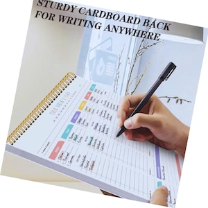 Könnte beinhalten: Ein wöchentlicher Spiralplaner mit einem stabilen Kartonrücken. Der Planer hat farbige Abschnitte für jeden Tag und den Text "THIS WEEK'S PLAN". Eine Person schreibt mit einem schwarzen Stift in den Planer.