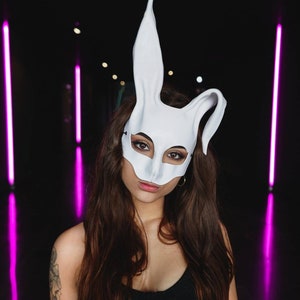 Máscara de coelho confeccionada em couro. , Máscara de couro modelado. Cosplay de animais.