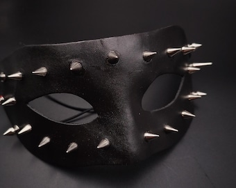 Black leather mask, with spikes