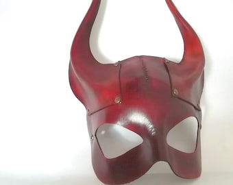 Masque de taureau. Masque de diable. Masque en cuir. Masque en cuir modelé