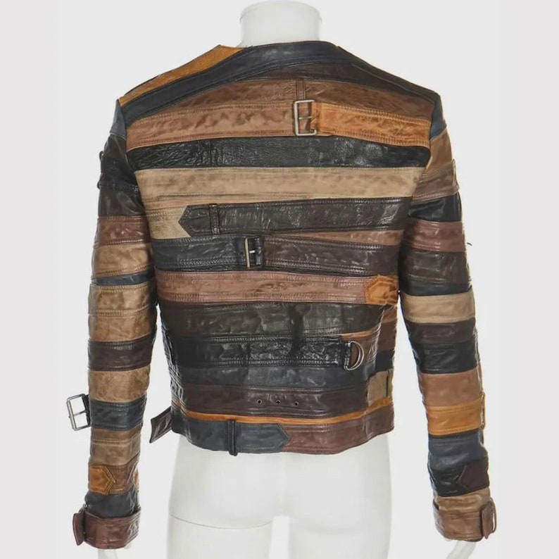 Puede incluir: Chaqueta de cuero multicolor con tiras horizontales en tonos marr&oacute;n, negro y beige. La chaqueta tiene m&uacute;ltiples hebillas y correas. Se muestra la vista trasera de la chaqueta.
