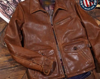 Puede incluir: Una chaqueta de cuero marrón con cuello en punta, cremallera frontal completa y dos grandes bolsillos con solapa en la cintura. La chaqueta incluye un bolsillo con cremallera en el pecho y puños abotonados, con un forro interior estampado.