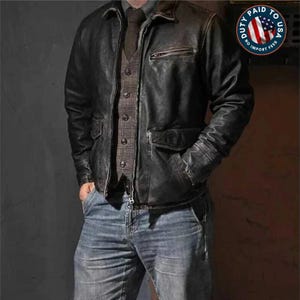 Könnte beinhalten: Eine dunkelbraune Lederjacke im Used-Look über einer braunen Weste mit Karomuster, einem dunklen Hemd und einer braunen Krawatte, kombiniert mit einer blauen Jeans. Ein rundes Abzeichen oben rechts zeigt eine US-Flagge und den Text DUTY PAID TO USA.