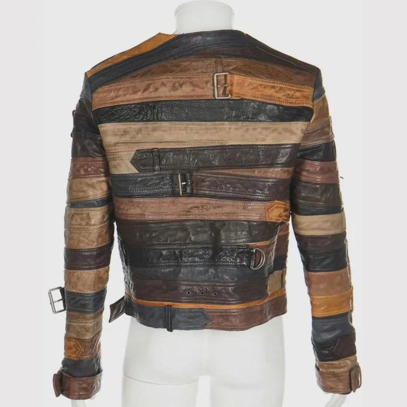 Puede incluir: Chaqueta de cuero multicolor con tiras horizontales en tonos marrones, negros y beige. La chaqueta presenta m&uacute;ltiples hebillas y correas. Vista trasera de la chaqueta mostrada en un maniqu&iacute;.