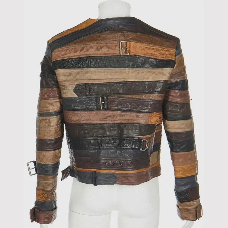 Puede incluir: Chaqueta de cuero multicolor con tiras horizontales en tonos marr&oacute;n, negro y beige. La chaqueta tiene m&uacute;ltiples hebillas y correas. Se muestra la vista trasera de la chaqueta.