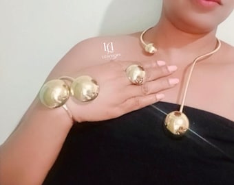 Elegancki zestaw biżuterii z mosiądzu, ręcznie robiony naszyjnik typu choker, bransoletka mankietowa i pierścionek, styl afro boho.