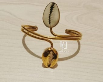 Bracelet fait main en laiton avec cauris - Manchette africaine ajustable