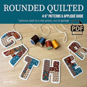 Pode incluir: Um guia de padrões digital em PDF intitulado ROUNDED QUILTED 4-6" PATTERNS & APPLIQUÉ GUIDE. A imagem mostra letras de tecido que formam a palavra GATHER, cada uma com uma borda branca recortada e um design de patchwork em tons de azul, vermelho e marrom, acompanhadas por quatro carretéis de linha.