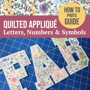 Op de afbeelding: Een gids getiteld HOW TO PHOTO GUIDE QUILTED APPLIQUÉ Letters, Numbers & Symbols met bloemrijke stofstalen en drie doorgestikte letters die FAB spellen met witte geschulpte randen op een blauwe snijmat met raster.