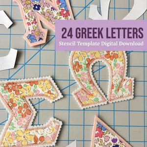 Puede incluir: Una colección de letras griegas de tela con patrones florales en rosa, azul, naranja y amarillo. Las letras tienen bordes festoneados o rectos con costuras decorativas. Un recuadro morado muestra el texto 24 GREEK LETTERS Stencil Template Digital Download.