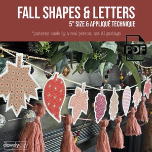 Puede incluir: Un patrón PDF digital para formas y letras de otoño con un tamaño de 5 pulgadas y técnica de aplique. La imagen muestra una guirnalda de hojas de tela con varios patrones y colores, acentuada con borlas rosa empolvado.