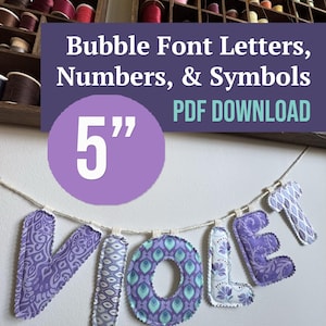 Op de afbeelding: Een banner die de naam VIOLET spelt in stoffen letters met paarse en blauwgroene patronen, hangend aan een wit koord. De tekst op de afbeelding luidt Bubble Font Letters, Numbers, & Symbols PDF DOWNLOAD 5 inches. De letters hebben diverse bloemmotieven.