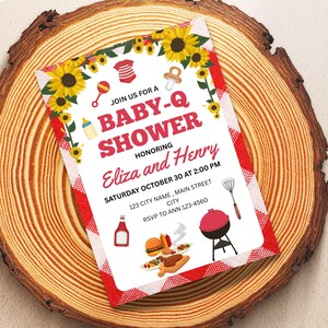 Könnte beinhalten: Baby-Q-Babyparty-Einladung mit rot-weiß kariertem Rand, Sonnenblumen und Baby-Illustrationen. Der Einladungstext lautet "Join us for a Baby-Q Shower" zu Ehren von Eliza und Henry. Datum und Uhrzeit sind angegeben.