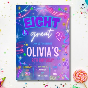 Puede incluir: Una vibrante invitación de cumpleaños con un diseño de neón. La invitación dice "EIGHT is great" y anuncia el octavo cumpleaños de Olivia. Incluye fecha, hora y lugar, con un fondo colorido de estrellas y espirales.