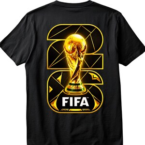以下が含まれることがあります： 黒いTシャツ。金色のFIFAワールドカップトロフィーのデザイン。デザインにはFIFAのロゴと2026年が金と黒で描かれています。このシャツは半袖のクルーネックです。