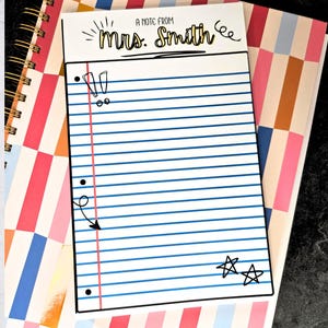 Puede incluir: Un bloc de notas con líneas azules y el texto "A note from Mrs. Smith" en negro y amarillo. El bloc de notas está sobre un cuaderno de espiral con un patrón geométrico colorido. El bloc de notas tiene una línea vertical roja en el lado izquierdo.