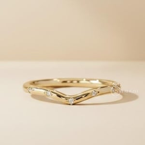 14k Gold gebogener Ehering, zierliche Moissanit-Band, Konturstapelband, Flush-Set passende Band, Versprechensring für sie, Jubiläumsband