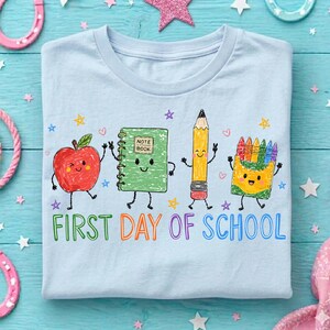 Feliz primer día de clases PNG, Regreso a clases PNG, Diseño de camiseta escolar preppy, Preescolar a cuarto grado PNG, Regalo para maestros PNG, Hola escuela PNG